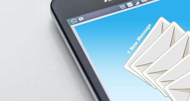 Email suspect sur écran d'ordinateur